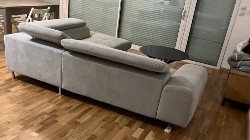 Magnifique parquet rénové et brillant dans un salon vide