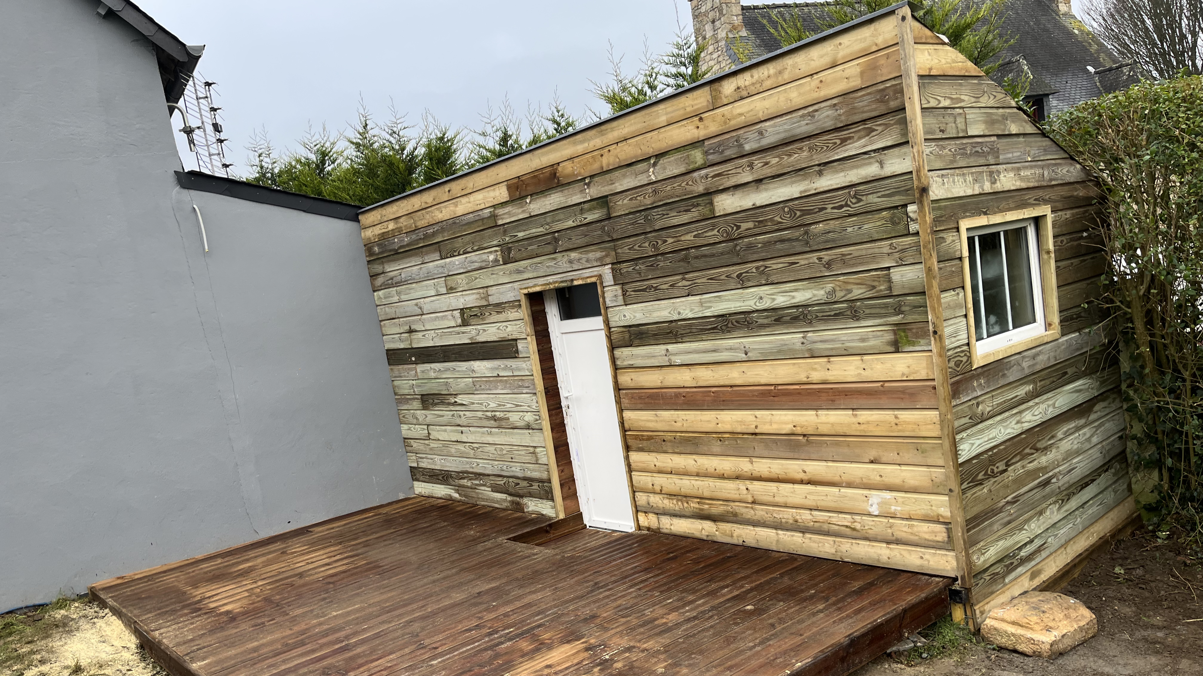 Cabane rénovée avec aménagement bois sur mesure
