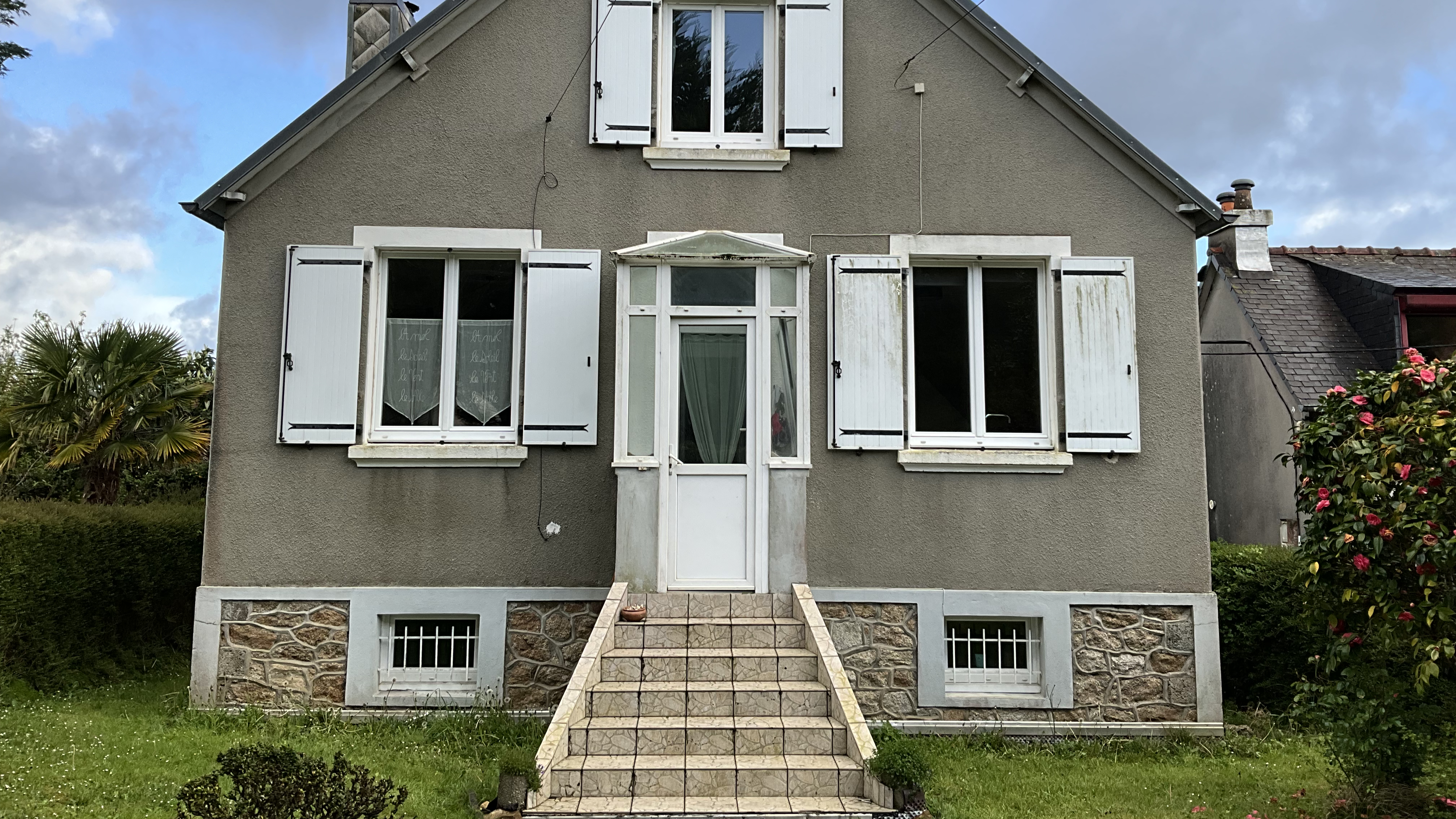 Façade d'une maison avant travaux de rénovation (placeholder)