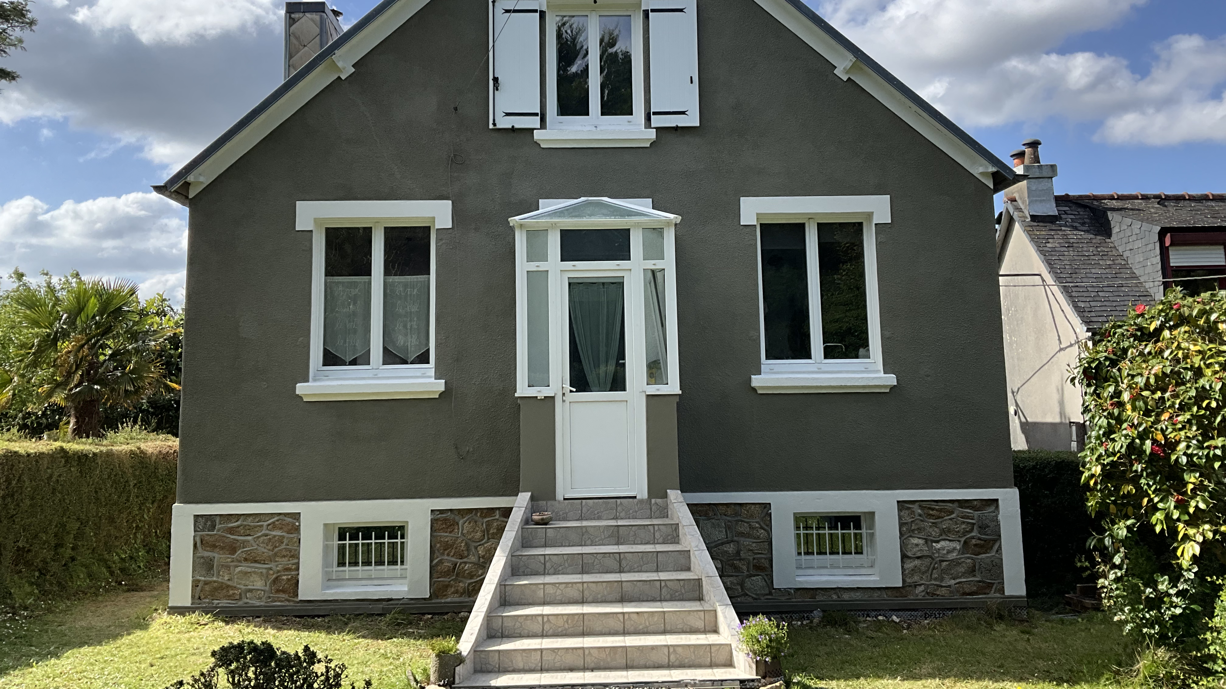 Façade de maison après rénovation et peinture