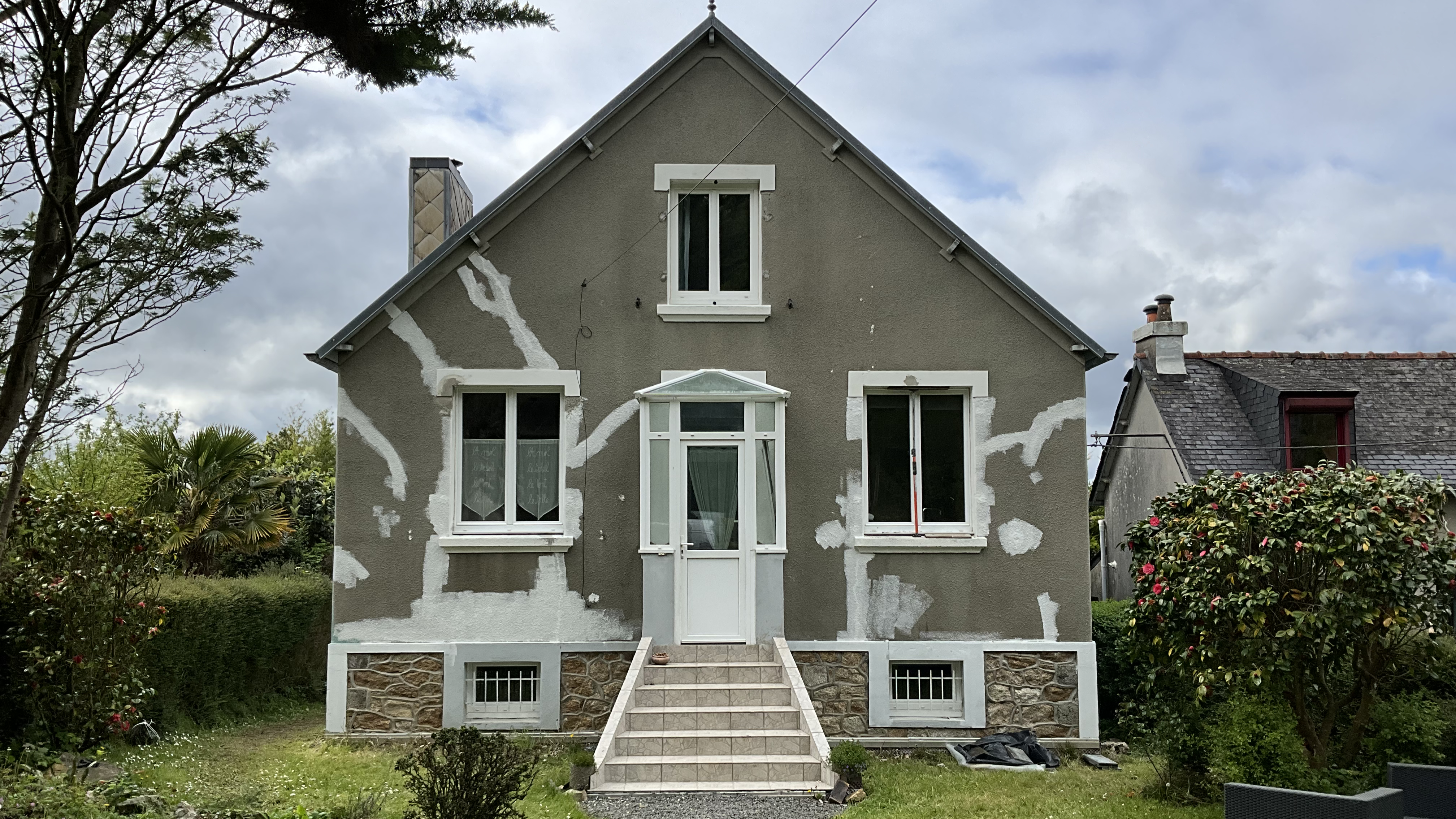 Façade d'une maison avant travaux de rénovation (placeholder)